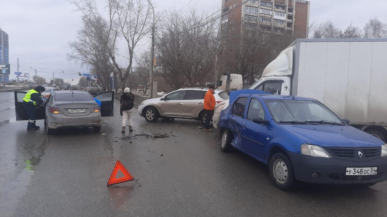Фото В Новосибирске 12-летний мальчик попал в больницу после аварии с тремя автомобилями 2